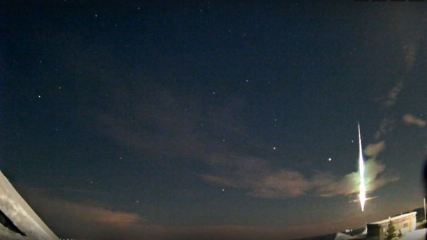 Яркий метеор заметили в небе над Уралом ВИДЕО Яркий метеор заметили в небе над Уралом ВИДЕО