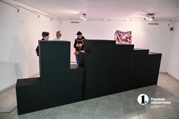 Стейки на кустах и агроном с мачете: в Челябинске открылась инсталляция об искусственном мясе Стейки на кустах и агроном с мачете: в Челябинске открылась инсталляция об искусственном мясе