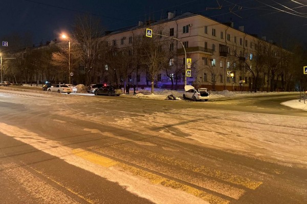 Вылетел с дороги: водитель врезался в столб в Челябинске