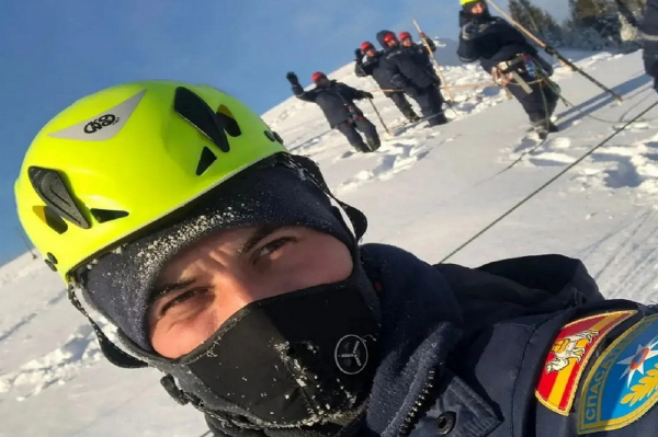 Угрожала лавина: огромную гору снега убрали с опасного склона на Южном Урале Угрожала лавина: огромную гору снега убрали с опасного склона на Южном Урале