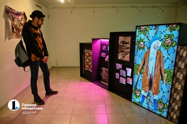 Стейки на кустах и агроном с мачете: в Челябинске открылась инсталляция об искусственном мясе Стейки на кустах и агроном с мачете: в Челябинске открылась инсталляция об искусственном мясе