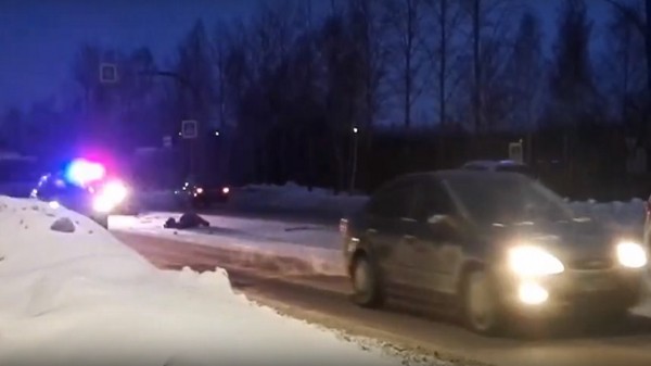 Пешеход погиб под колесами автомобиля в Челябинске ВИДЕО Пешеход погиб под колесами автомобиля в Челябинске ВИДЕО