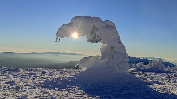 Причудливые снежные скульптуры запечатлели туристы в Челябинской области Причудливые снежные скульптуры запечатлели туристы в Челябинской области