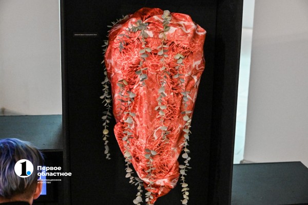 Стейки на кустах и агроном с мачете: в Челябинске открылась инсталляция об искусственном мясе Стейки на кустах и агроном с мачете: в Челябинске открылась инсталляция об искусственном мясе