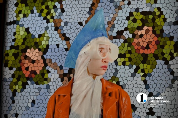 Стейки на кустах и агроном с мачете: в Челябинске открылась инсталляция об искусственном мясе Стейки на кустах и агроном с мачете: в Челябинске открылась инсталляция об искусственном мясе