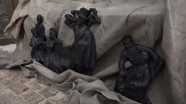 На фасаде Драмтеатра в Челябинске устанавливают новые чугунные барельефы