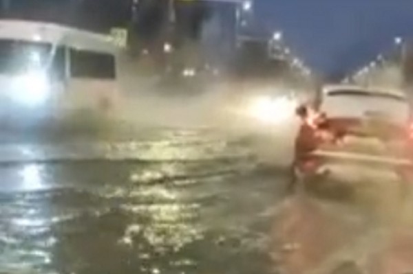 Маленькая Венеция: улицу в Челябинске залило водой ВИДЕО Маленькая Венеция: улицу в Челябинске залило водой ВИДЕО