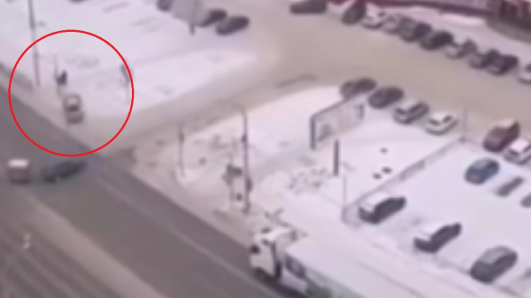 В Магнитогорске иномарка на скорости вылетела на тротуар и сбила девушку и ребенка ВИДЕО