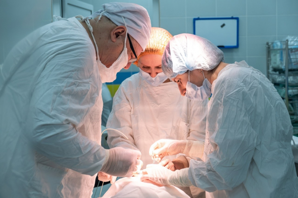 В Челябинске детские врачи устранили опухоль в глазу у подростка