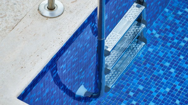 Засосало волосы: 11-летняя девочка утонула в бассейне в Челябинской области