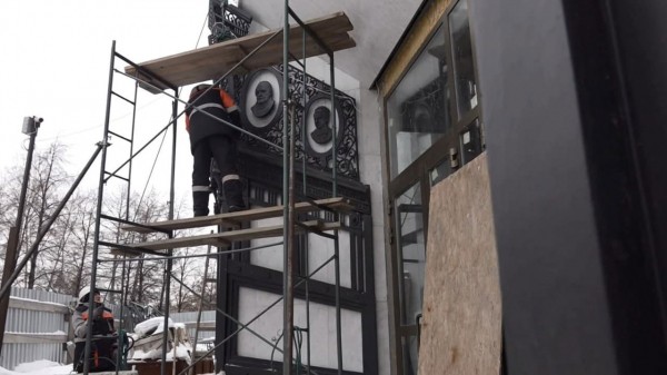 На фасаде Драмтеатра в Челябинске устанавливают новые чугунные барельефы