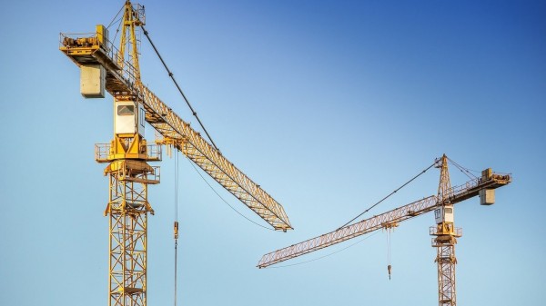 Строительный кран упал в центре Челябинска, есть погибший