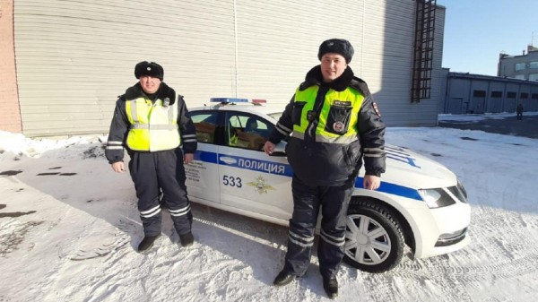 В Челябинской области полицейские помогли женщине-водителю с ребенком на трассе В Челябинской области полицейские помогли женщине-водителю с ребенком на трассе