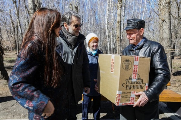 Челябинский пенсионер получил в подарок тульскую гармонь