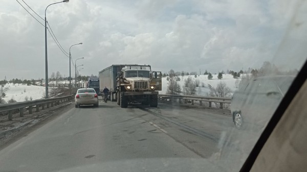На трассе М5 в Челябинской области образовалась огромная пробка из-за ДТП с грузовиками