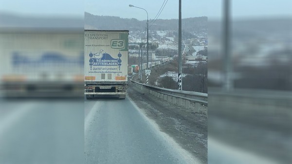 На трассе М5 в Челябинской области образовалась огромная пробка из-за ДТП с грузовиками