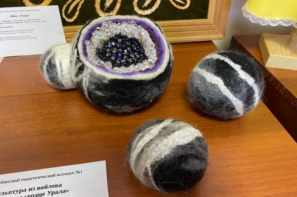 Фарфоровые розы и самоцветы из войлока: мастера из Челябинской области представили уникальные изделия Фарфоровые розы и самоцветы из войлока: мастера из Челябинской области представили уникальные изделия
