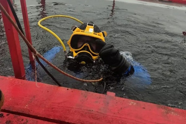 Шлем весом 12 кг и своя азбука Морзе: как работают спасатели-водолазы на Южном Урале Шлем весом 12 кг и своя азбука Морзе: как работают спасатели-водолазы на Южном Урале