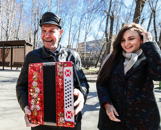 Челябинский пенсионер получил в подарок тульскую гармонь
